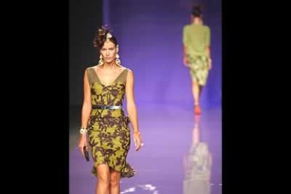 Los vestidos por la rodilla y estampados con flores siguen presentes la próxima temporada.