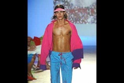 La controvertida diseñadora sigue en su línea colorista presentando un hombre muy playero.