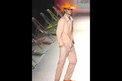 Para ocasiones especiales, Agatha propone los trajes de chaqueta pero, eso sí, en naranja y líneas muy sencillas.