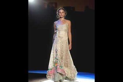 La elegancia de Josep Font ha quedado patente en el primer día de la Semana de la Moda de Barcelona. El brillo y el aspecto cándido son sus propuestas.