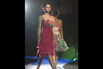 El granate con incrustaciones en un habitual de las noches de verano. Para 2005, las fiestas se vestirán de Josep Font.