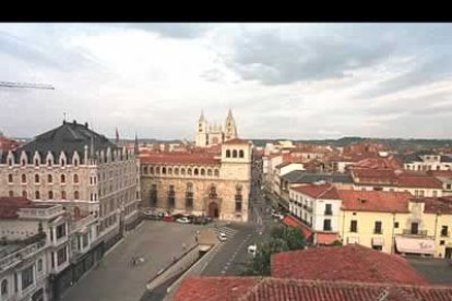 Imagen de Botines, a la derecha, el palacio de los Guzmánes, de frente, y la catedral, al fondo, tomada desde la torre de la iglesia de San Marcelo