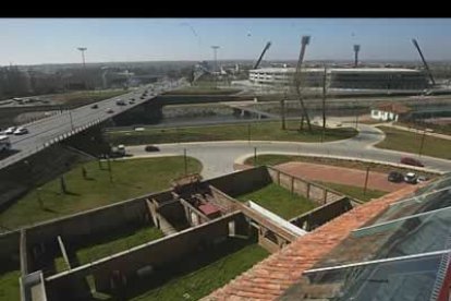 Desde lo alto de la plaza de toros, se aprecia el nuevo estadio Antonio Amilivia, y las márgenes del río a su paso por la ciudad