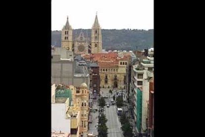 Imagen aérea de la calle Ordoño II, con la catedral del León de fondo