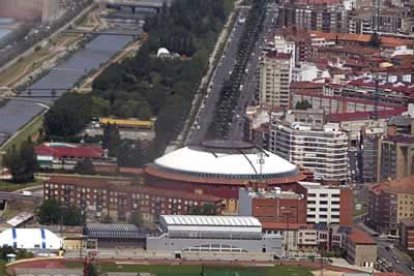 La plaza de toros de la ciudad ha sido cubierta recientemente con una estructura mecanizada que permite su apertura
