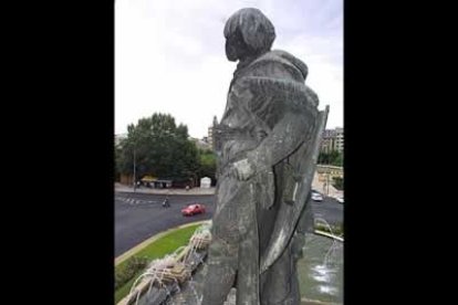 Estatua de Guzman, que preside la plaza que lleva su nombre