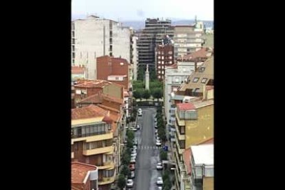 Avenida de Roma, con la imagen que de la virgen que preside la plaza de la Inmaculada de fondo