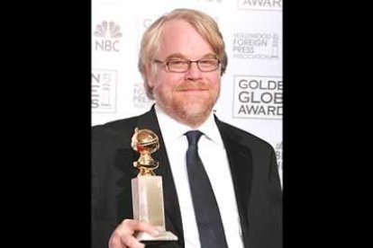 El actor Philip Seymour Hoffman muestra el Globo de Oro al Mejor Actor dramático por su papel en la película Capote.