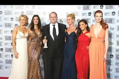 En televisión, Lost se alzó como ganadora como mejor serie dramática mientras que Desperate Housewives lo hizo como mejor serie de comedia.