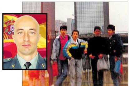 El jefe de la UEI, segundo por la izquierda, de adolescente con sus amigos. DL