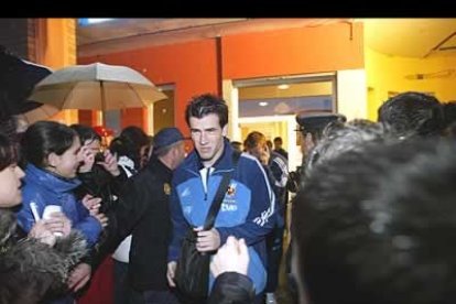 El jugador valencianista Albelda, a la salida de las fisioclínicas donde los jugadores recibieron unas sesiones de masajes.