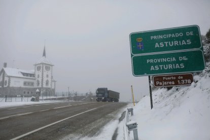 Cartel que anuncia la entrada en el Principado de Asturias. FERNANDO OTERO