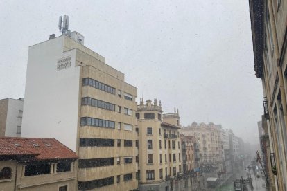La nieve ha llegado este martes al centro de la ciudad. DL