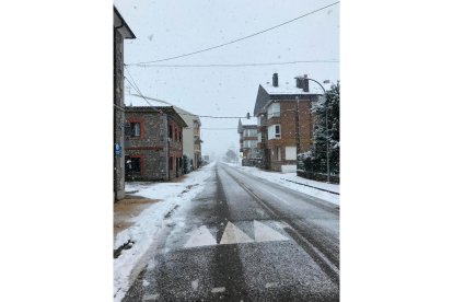 Nieve en la carretera en Puebla de Lillo. DL