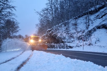 Una máquina quitanieves limpia la carretera en el puerto del Pontón. DL
