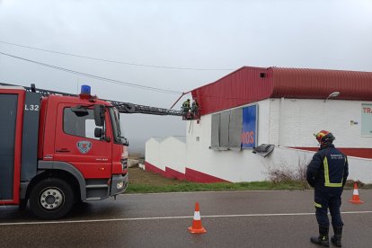 Los Bomberos de León han tenido que intervenir en varios puntos de la caiudad por las consecuencias del temporal de frío, viento y nieve. LUIS CANAL