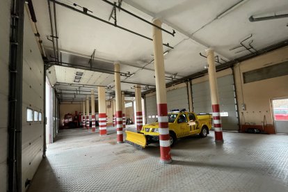 Los Bomberos de León han tenido que intervenir en varios puntos de la caiudad por las consecuencias del temporal de frío, viento y nieve. LUIS CANAL