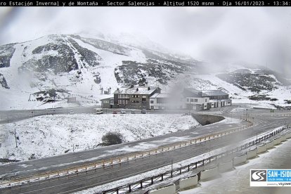 El puerto de San Isidro, al fondo, la zona de Salencias en la estación invernal. DL