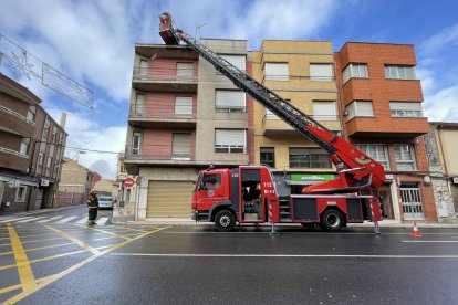 Los Bomberos de León han tenido que intervenir en varios puntos de la caiudad por las consecuencias del temporal de frío, viento y nieve. LUIS CANAL