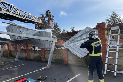 Los Bomberos de León han tenido que intervenir en varios puntos de la caiudad por las consecuencias del temporal de frío, viento y nieve. LUIS CANAL