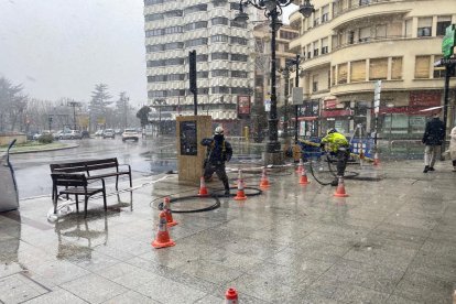 Operarios trabajando en la plaza de Guzmán de León. DL
