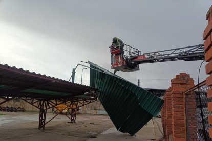 Los Bomberos de León han tenido que intervenir en varios puntos de la caiudad por las consecuencias del temporal de frío, viento y nieve. LUIS CANAL