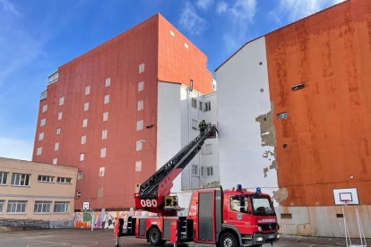 Los Bomberos de León han tenido que intervenir en varios puntos de la caiudad por las consecuencias del temporal de frío, viento y nieve. LUIS CANAL