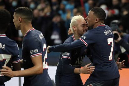 Mbappé, que se inventó un jugadón justo al final del choque, celebra su gol con Neymar. YOAN VALAT