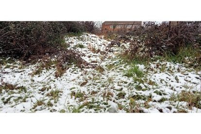Nieve en las inmediaciones del campo de fútbol de Trobajo del Cerecedo. J. NOTARIO