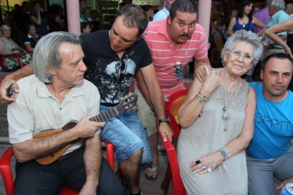 Pilar Bardem con los mineros Carlos Díez y Víctor Peña. Norberto.