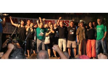 Una veintena de personajes del mundo de la cultura, la enseñanza y la economía homenajearon a los mineros en Aravaca junto a Víctor Manuel. Norberto.