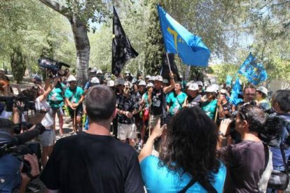 El gaitero José Ángel Hevia emociona a los mineros en Aravaca con Santa Bárbara. Foto: Norberto.