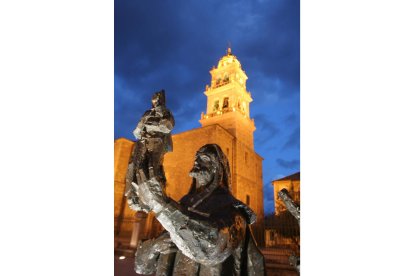Escultura que representa la leyenda de la aparición de la Virgen en un tronco de encina. L. DE LA MATA