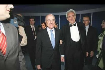 Francisco González, director del BBVA, entró del brazo del periodista y anfitrión de la fiesta, Luis del Olmo.
