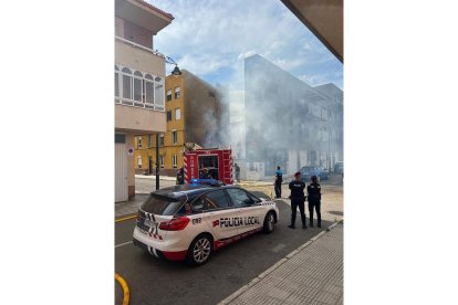 Los bomberos de León intervienen en un incendio en un patio con diferentes enseres en la calle Papa León XIII de la capital. DL