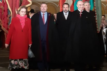 El grupo entra escoltado por los pendones leoneses. DIPUTACIÓN DE LEÓN
