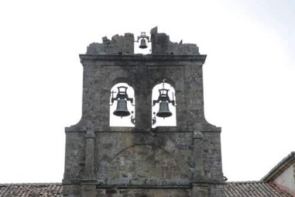A las 17.05 horas una fuerte explosión sorprendió a los asistentes. La torre recibió todo el impacto del rayo, mientras los asistentes esperaban en el pórtico del templo.