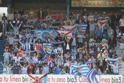 La grada vivió con pasión el partido. Foto: L. de la Mata.