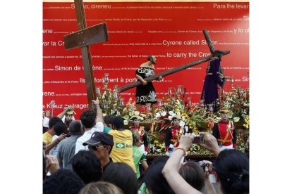 Al llegar la séptima estación del Vía Crucis fue izada la Cruz del Papa ante el Nazareno leonés. Raquel P. Vieco