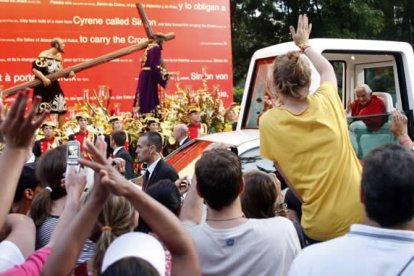 Benedicto XVI pasó ante el Nazareno en el papamóvil. Raquel P. Vieco