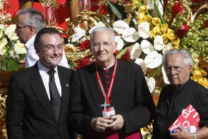Salguero, el obispo Julián López y el padre Centeno.