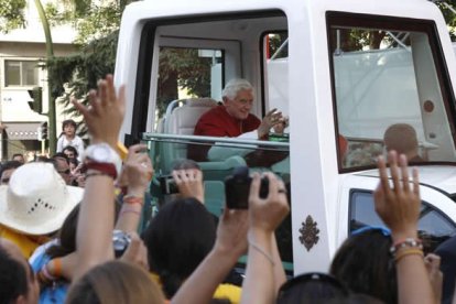 El Papa, al pasar ante los leoneses. Raquel P. Vieco