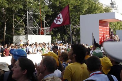 Leoneses con la bandera durante el Vía Crucis. Raquel P. Vieco