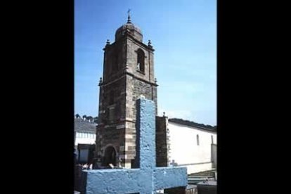 En el retablo mayor destaca la imagen de Santiago peregrino. En la sacristía se  conservan un arcón del siglo XII y una talla del Apóstol a caballo, de época medieval.