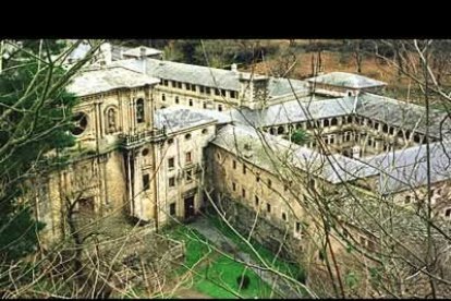 En el siglo XIII unos monjes del monasterio se encargaban de atender al peregrino en su camino .  Reconstruido en el siglo XVI, el cenobio posee uno de los mayores claustros de España.