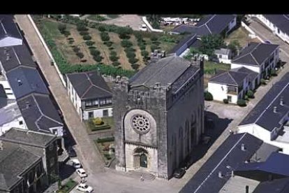 La localidad de Portomarín aparece mencionada en documentos del siglo X. San Nicolás es un templo de una sola nave con aspecto de fortaleza.