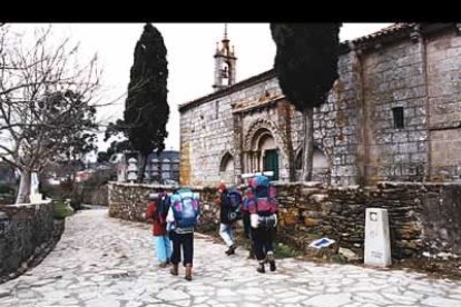 Antes de llegar a Santiago existe otra parada «románica» de interés. Melide, punto de enlace entre las diferentes arterias de la ruta, cobija varios templos como el de Santa María, de una sola nave rectangular.
