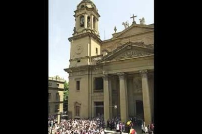 Sobre un templo románico anterior del que se conservan pocos restos y varios de los bellísimos capiteles del claustro se levanta hoy el monumento gótico.