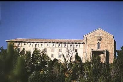 La existencia del monasterio se encuentra documentada desde mediados del siglo IX. El monumento se sitúa a los pies de las laderas de la Sierra de Errando.
