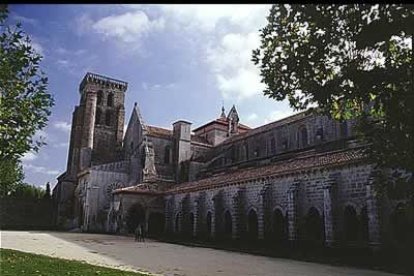 Ciudad monasterio situada en la salida del Camino hacia Palencia. Antiguamente fue el centro de todos los monasterios femeninos de Castilla.